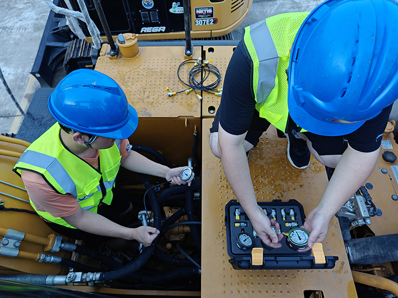 Engineers inspect the distribution valve (2)